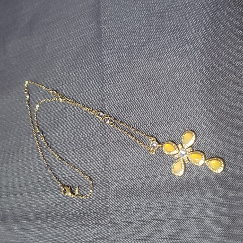 Avon  NR goldtone fashion cross pendant necklace.